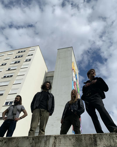 Les quatre membres de l’Or des Steppes sur un bâtiment